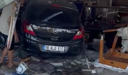 Otomobil, lokantaya girdi: 5 kişi hastanelik oldu