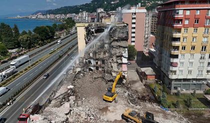 Rize’de boşaltılan binaların yıkımı devam ediyor