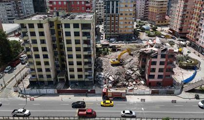 Rize’deki riskli 2 binanın yıkımı sürüyor