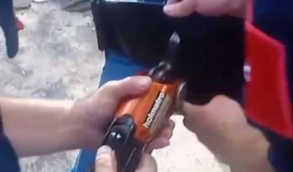 Salıncakta sıkışan çocuğu itfaiyeciler kurtardı