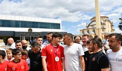 Şampiyon güreşçi Yusuf’a memleketi Vezirköprü’de coşkulu karşılama