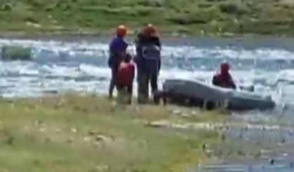 Sır Barajı’nda adada mahsur kalan 3 çocuk ve 2 köpek kurtarıldı