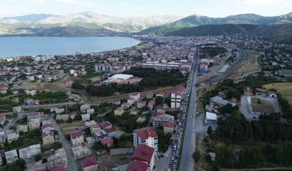 Tatvan’da kilometrelerce araç kuyruğu oluştu