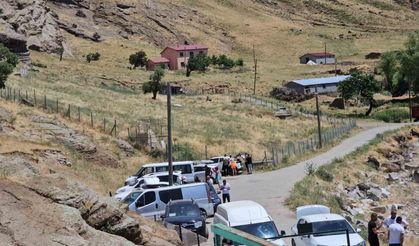 Tatvan’daki İncekaya Mağaraları ve Bapir-i Kal Türbesi’ne yoğun ilgi