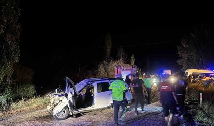 Traktör römorkuna çarpan cip hurdaya döndü: 2’si ağır 6 yaralı
