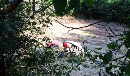 Traktör şarampole yuvarlandı: Dede hayatını kaybetti, eşi ve torunları yaralı