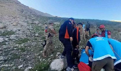 Tunceli’de dağlık alanda düşerek yaralanan çoban, ekipler tarafından kurtarıldı