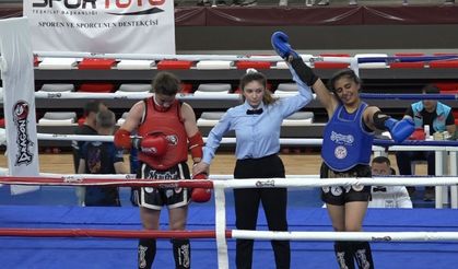 Türkiye Muaythai Şampiyonası’nda yarı final heyecanı yaşanıyor
