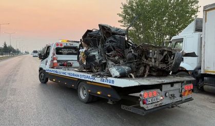 Uşak’ta otomobil park halindeki kamyona çarptı:1 ölü