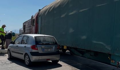Van’da tren hemzemin geçitte otomobile çarptı: 1 hafif yaralı