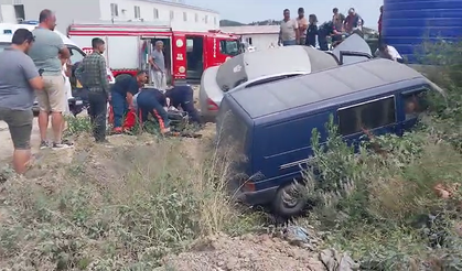 Yalova’da otomobil minibüsle çarpıştı: 3 yaralı