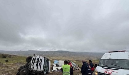 Yoldan çıkan meyve yüklü tır devrildi, sürücüsü yaralandı