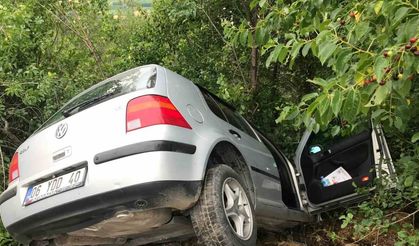 Yoldan savrulan otomobil ağaça çarparak durabildi