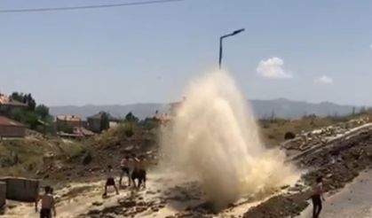 Yüksekova’da patlayan su hattı çocukların serinleme durağı oldu