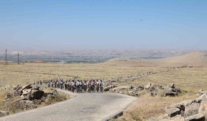 Yüzlerce bisikletli tarihi yerlere ulaşmak için pedal çevirdi