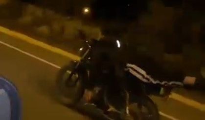 Yüzüstü yatarak motosiklet kullandı