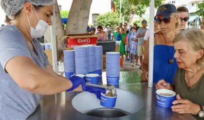 Antalya'da geleneksel aşure ikramları devam ediyor