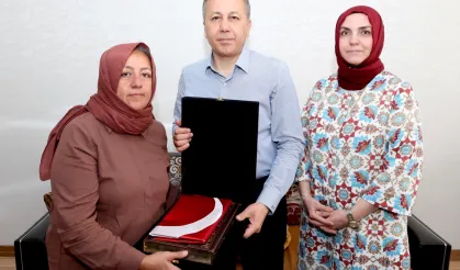 Bakan Yerlikaya'dan şehit bekçinin ailesine ziyaret