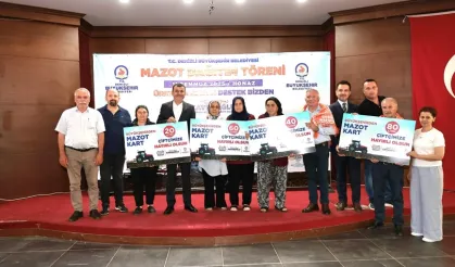 Denizlili çiftçinin ilk mazotu Başkan Çavuşoğlu'ndan