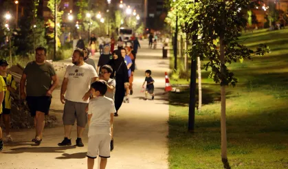 Kayseri Talas'ta millet açılmadan bahçesine akın etti
