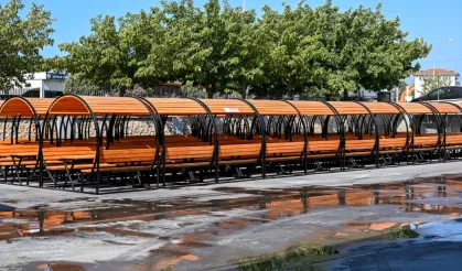 İzmir Bornova parklarına kapalı bank konforu