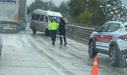 Düzce-Akçakoca yolunda araç ters döndü!