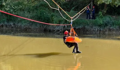 İtfaiyeciler Sakarya Nehri üzerinde nefes kesti