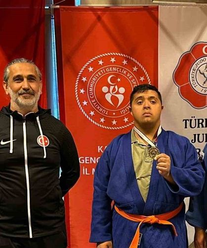 Down Sendromlu Samet şampiyon oldu