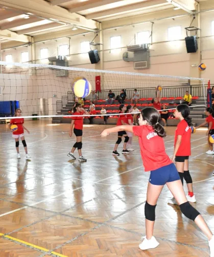 İzmir Çiğli’de 7’den 70’e yaz boyu spor coşkusu