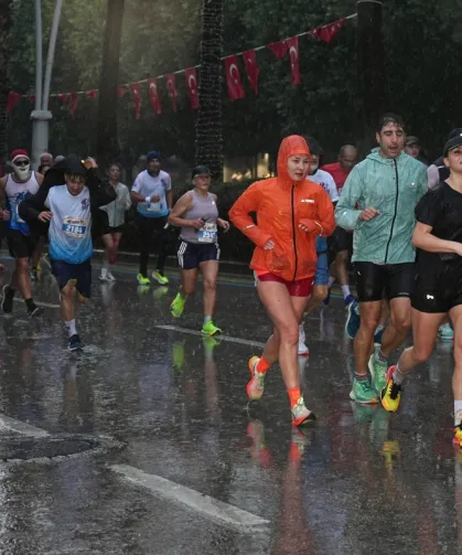 16. Uluslararası Adana Kurtuluş Yarı Maratonu koşuldu