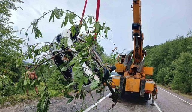 Bartın’da otomobil ırmağa uçtu: Sürücüyü itfaiye kurtardı