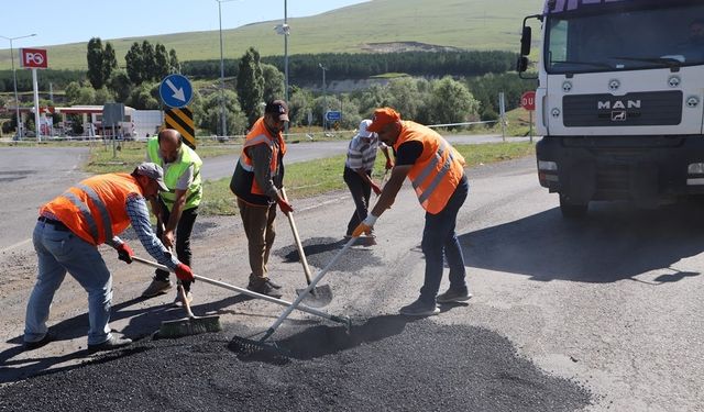 Ardahan’da yol çalışmaları son hız devam ediyor