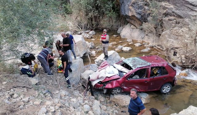 Gümüşhane’de otomobil dereye yuvarlandı: 1 yaralı