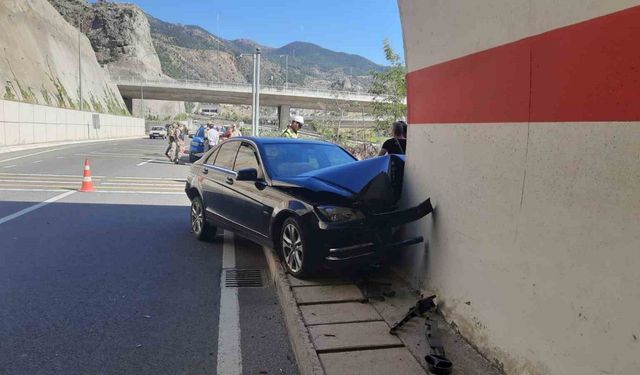 Gümüşhane’de otomobilin tünel girişine çarptığı kazada 2 kişi yaralandı