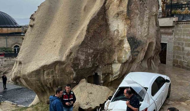 Kapadokya’yı sel vurdu: Kopan kayalar 3 araçta hasara neden oldu