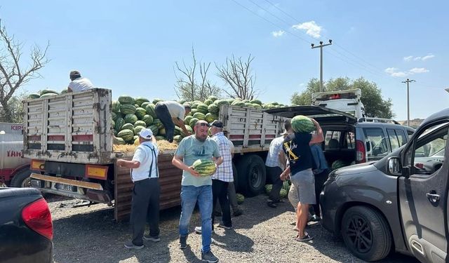 Lüleburgaz’da hayırseverler 25 ton karpuz dağıttı