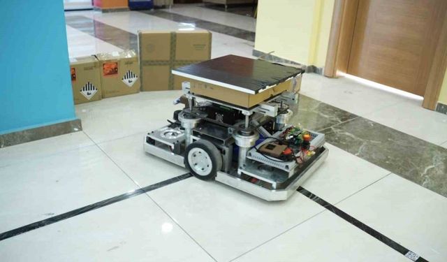 Öğrenciler tamamen otonom çalışan robot üretti: 1 buçuk ton yük kaldırabiliyor