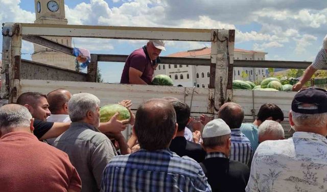 Yozgat’ta 17 ton karpuzu hayır için dağıttı