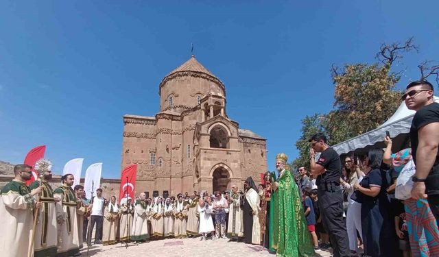 Akdamar Adası’ndaki 12’nci Ermeni ayini sona erdi