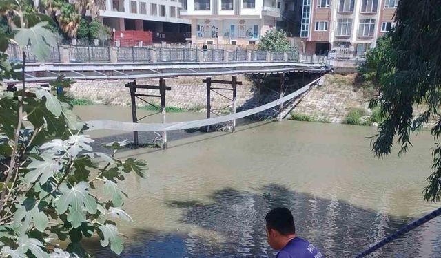 Asi nehri kenarında mahsur kalan vatandaşı itfaiye kurtardı