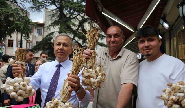 Bakan Yerlikaya, Kastamonu’da pastırma tattı, vatandaşlara çekme helva ikram etti