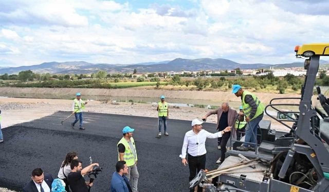 Başkan Akın, sıcak asfalt serim çalışmalarını yerinde inceledi