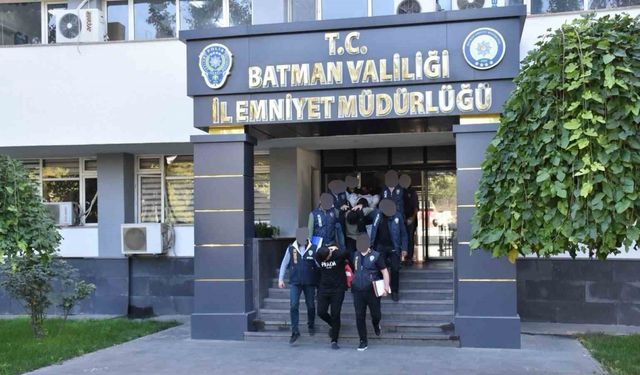 Batman’da sahte koruma kimlikli göçmen kaçakçısı yakalandı