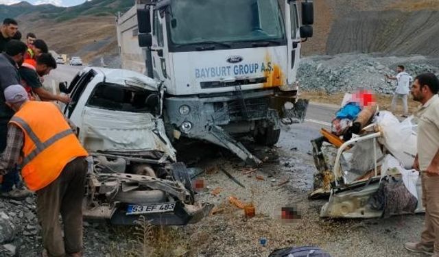 Bayburt Group İnşaat firmasının kamyonu pikapla çarpıştı: 3 kişi öldü, 2 kişi yaralandı