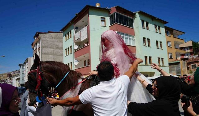 Bayburt’ta yapılan bir düğünde "Gelin ata binmiş ya nasip demiş" atasözü gerçek oldu