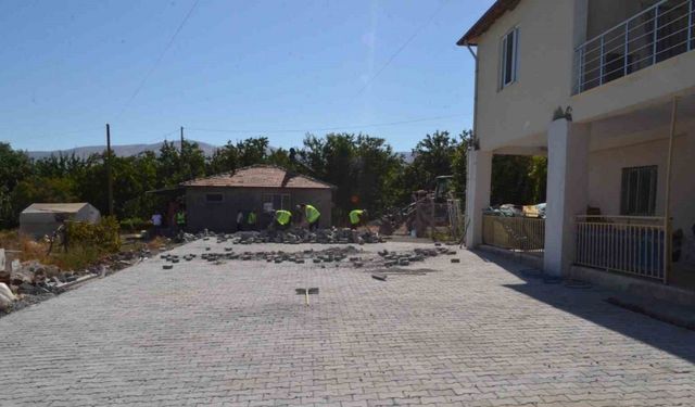 Beydağı Mahallesi ve Cemevi’nde kilit taşı çalışmaları