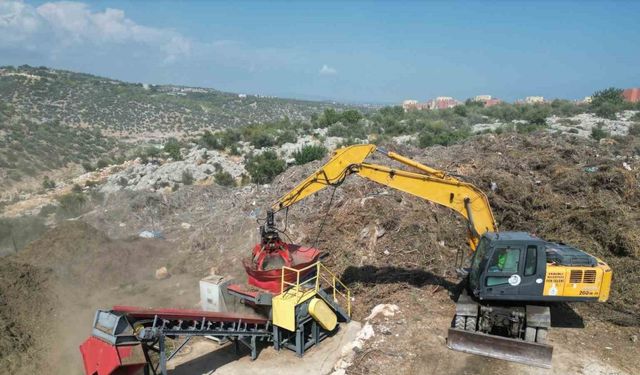 Bitkisel atıklar gübre oldu, üretilen 3 bin fidan öğrencilere hediye edildi