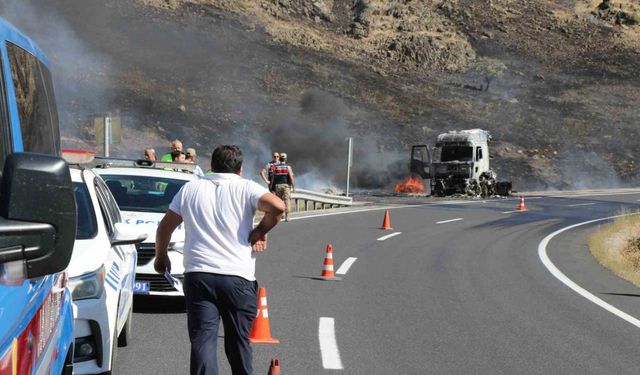 Erzincan’da seyir halindeki tır alev alev yandı