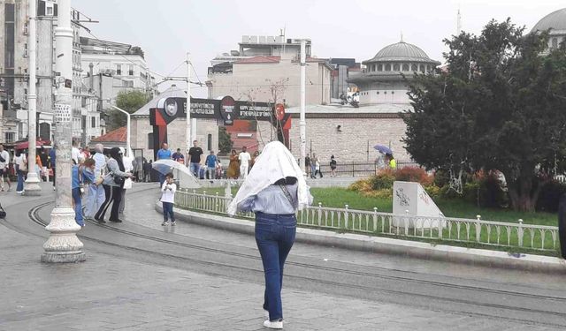 Etkili yağışa Taksim’de yakalanan vatandaşlar zor anlar yaşadı