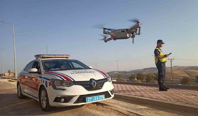 Gaziantep’te jandarmadan drone destekli trafik denetimi